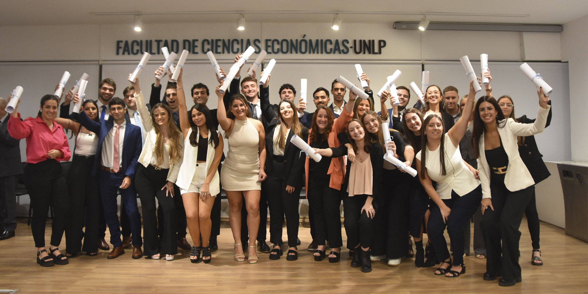 El viernes 28 de marzo desde las 19hs. se realizó en el Aula Magna la primera ceremonia de entrega de títulos del año a egresados y egresadas de las distintas carreras de grado de nuestra Facultad.