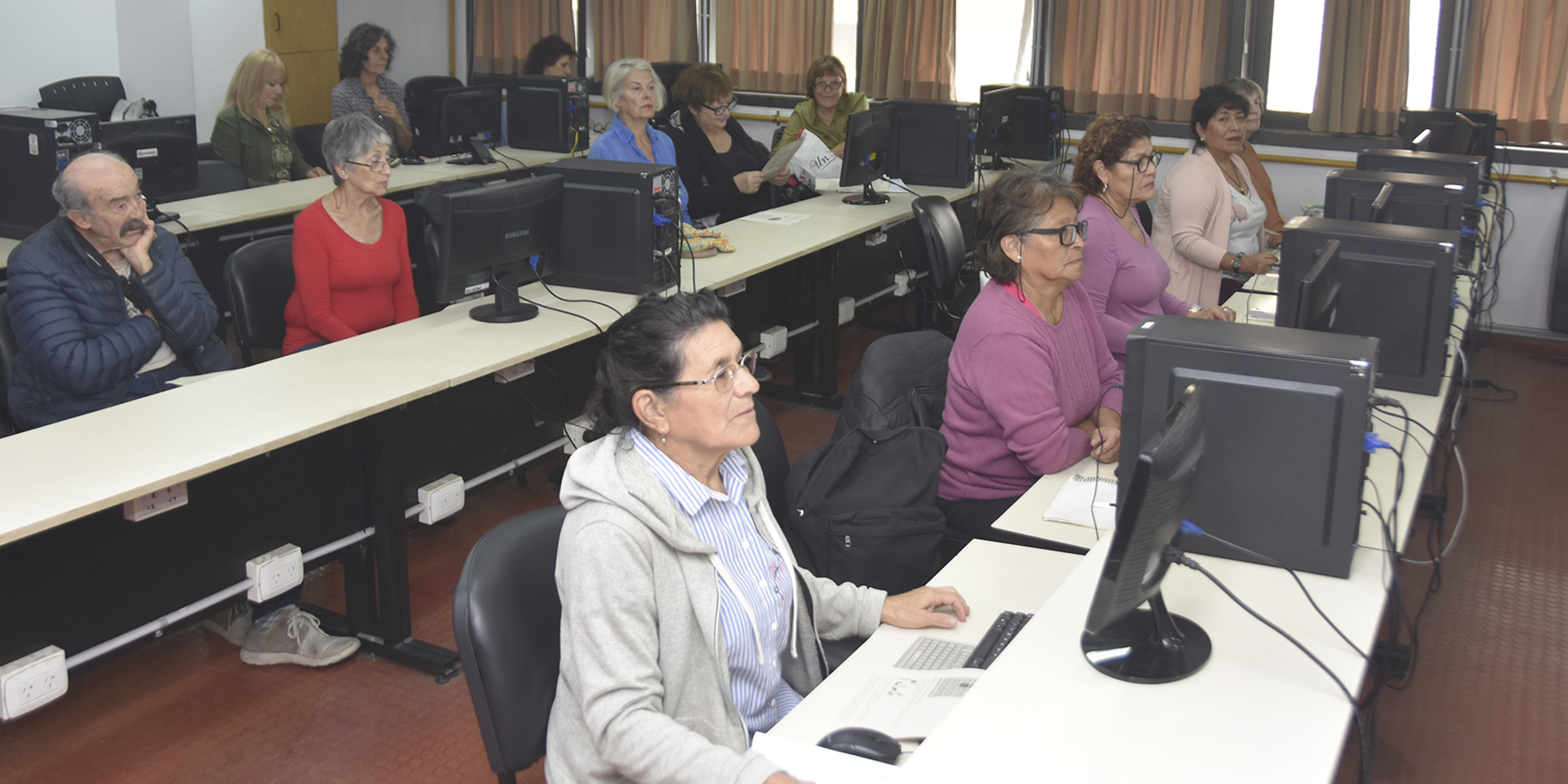Las capacitaciones son organizadas en el marco del programa "Construyendo Redes" de nuestra Secretaría de Extensión Universitaria, en conjunto con el Instituto Nacional de Servicios Sociales para Jubilados y Pensionados (PAMI).