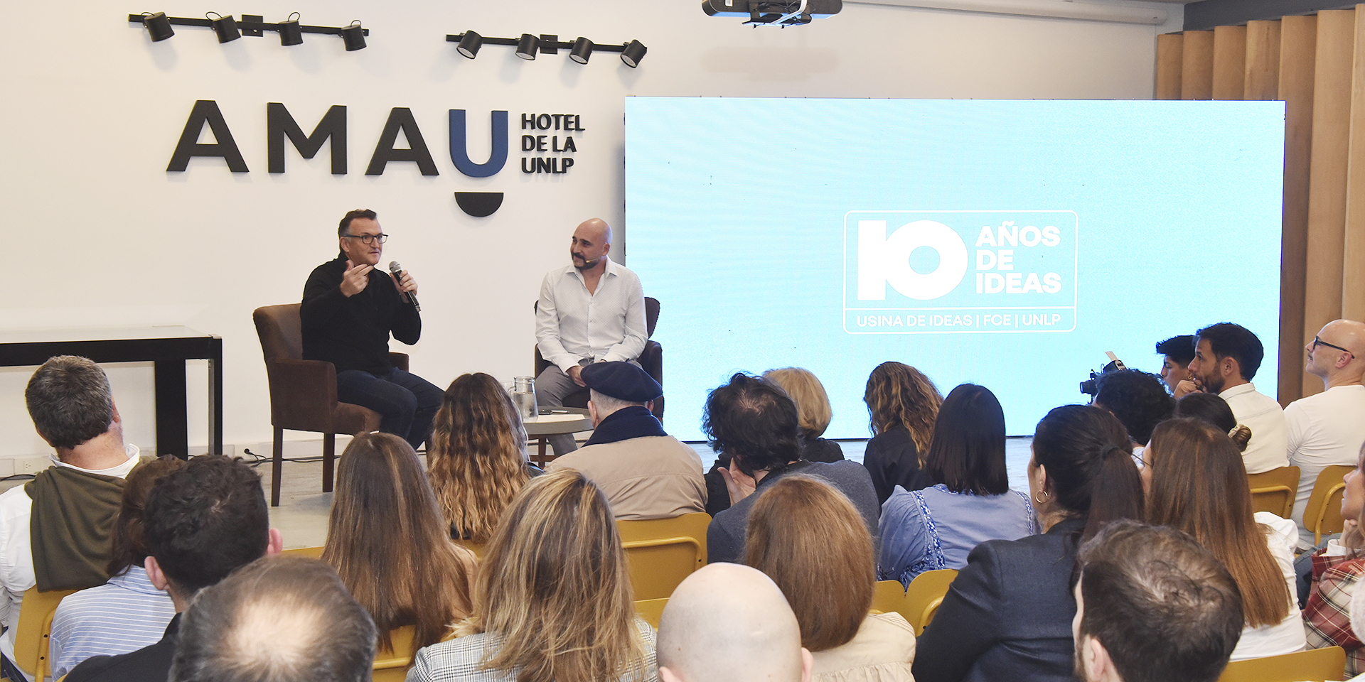 El evento se realizó el martes 5 de mayo a las 19 h en el Hotel AMAU de la UNLP y contó con la presencia destacada de Martín Migoya, junto a autoridades de la FCE, referentes del proyecto, emprendedores y miembros de la comunidad universitaria.