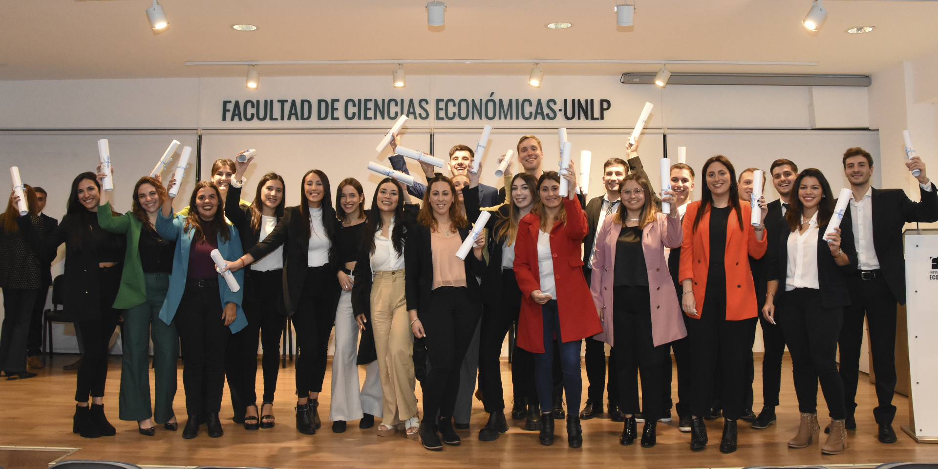 El viernes 12 de mayo desde las 19 hs. se realizó en el Aula Magna de nuestra Facultad la segunda ceremonia de entrega de títulos del año a egresados y egresadas de las distintas carreras de grado de la casa de estudios.