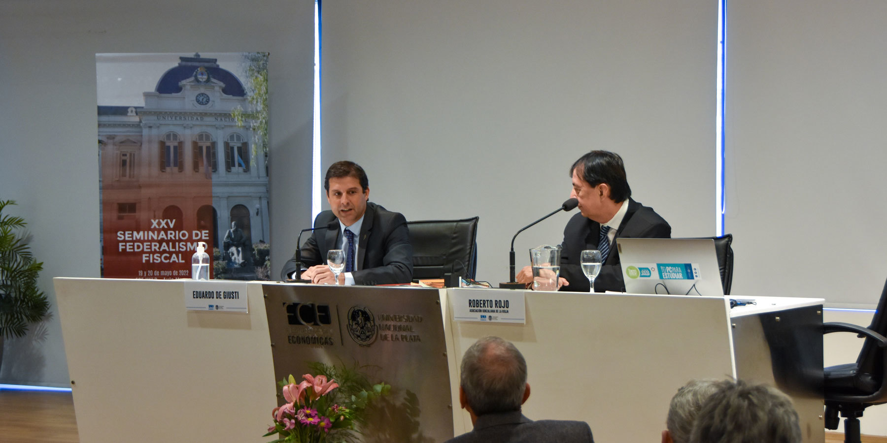 Apertura del seminario a cargo del Decano de la Facultad de Ciencias Económicas UNLP, Mg. Eduardo De Giusti
