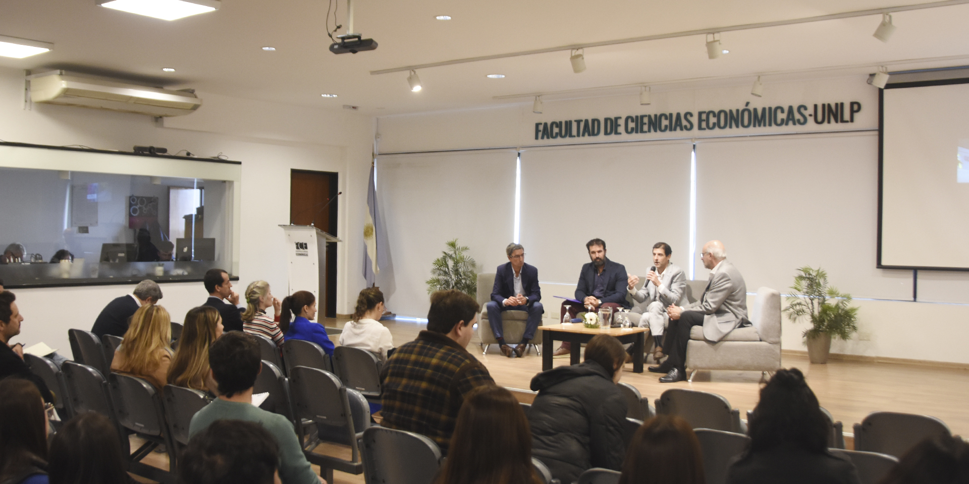 La actividad se realizó el miércoles 4 de junio a partir de las 15:30 hs. en modalidad híbrida: presencial en el Aula Magna de la FCE UNLP y a distancia a través de videoconferencia.