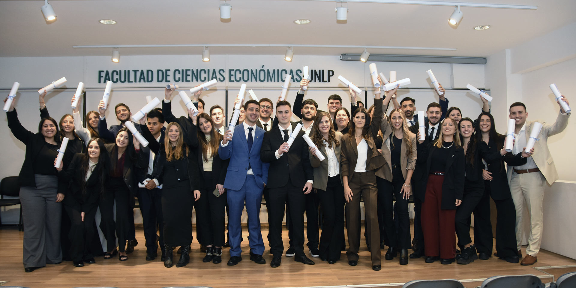 El viernes 13 de junio desde las 19hs. se realizó en el Aula Magna la cuarta ceremonia de entrega de títulos del año a egresados y egresadas de las distintas carreras de grado de nuestra Facultad.
