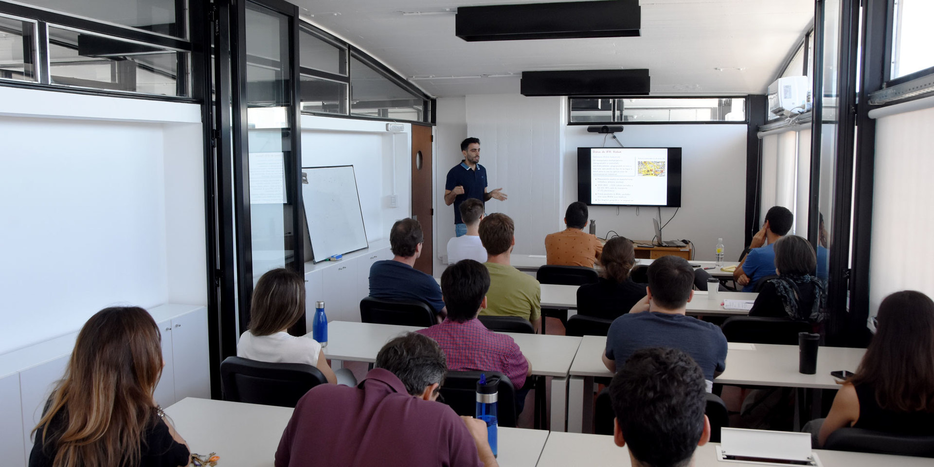 Seminario de Investigación "Robots, Exports and Top Income Inequality: Evidence for the U.S."