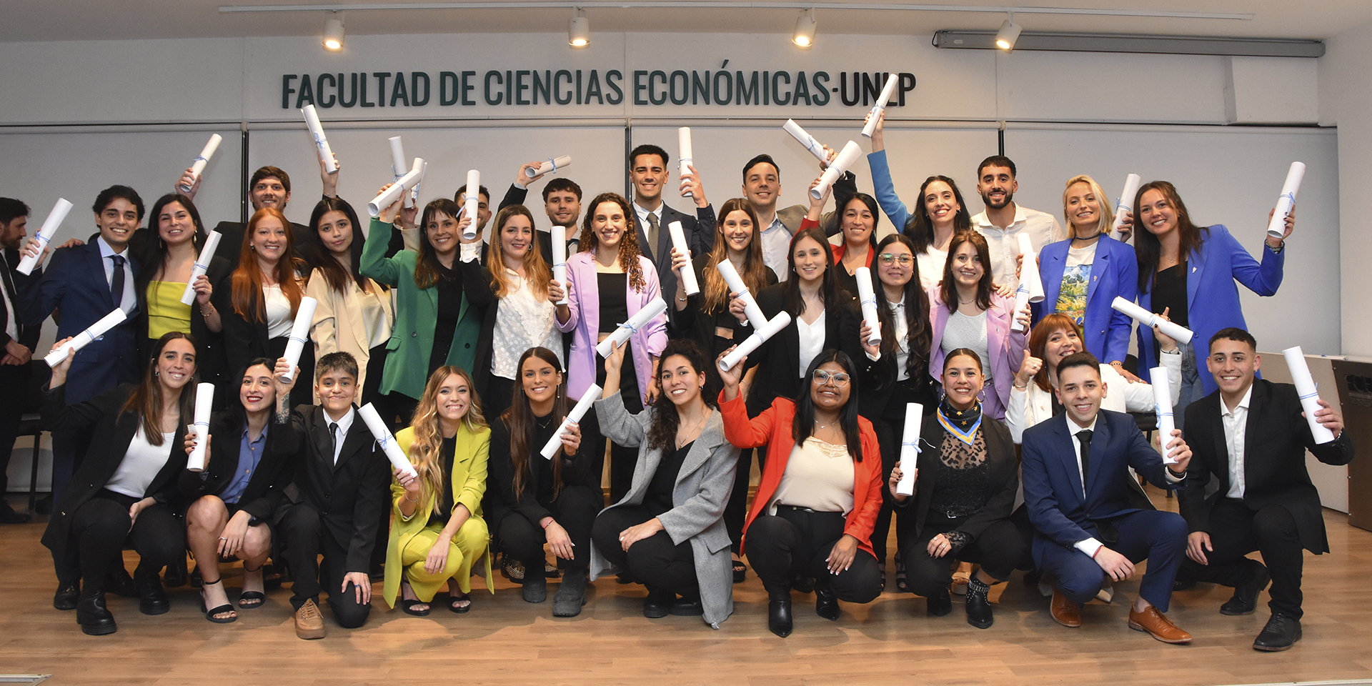 El viernes 22 de septiembre a las 19hs. se realizó en el Aula Magna de nuestra Facultad la cuarta ceremonia de entrega de títulos del año a egresados y egresadas de las distintas carreras de grado.