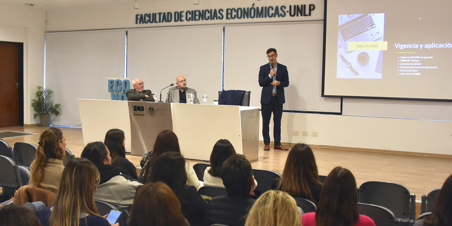 El encuentro organizado por el Departamento de Contabilidad y la cátedra "Actuación Profesional Laboral y Previsional" se llevó a cabo el lunes 26 de agosto desde las 18 horas en el Aula Magna de la FCE UNLP.