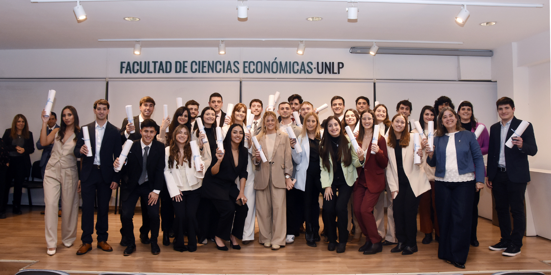 El viernes 30 de mayo desde las 19hs. se realizó en el Aula Magna la tercera ceremonia de entrega de títulos del año a egresados y egresadas de las distintas carreras de grado de nuestra Facultad.