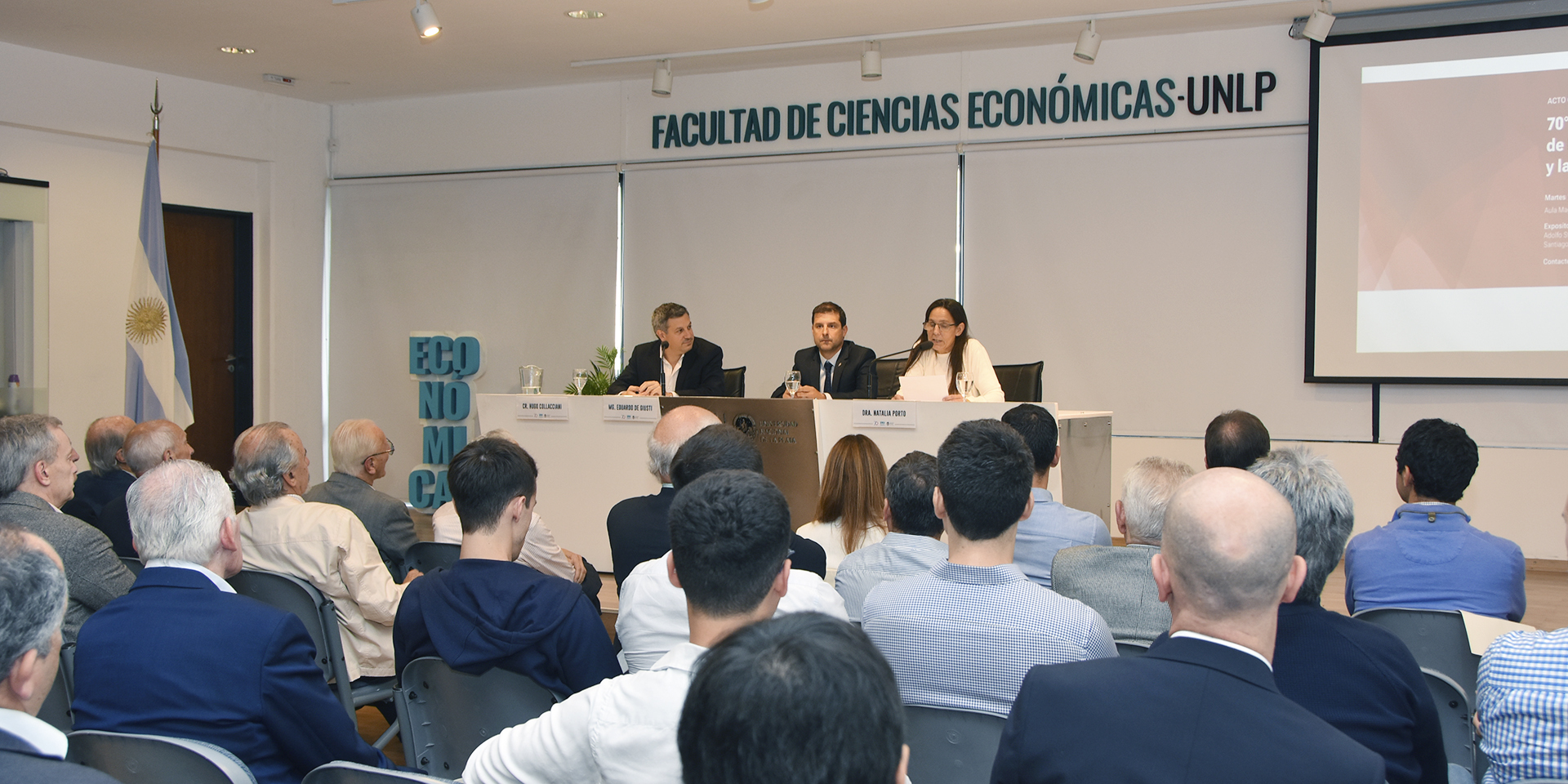 El acto se realizó el martes 14 de noviembre a las 12:30hs en el Aula Magna de nuestra Facultad de Ciencias Económicas UNLP, con transmisión simultánea por Zoom.